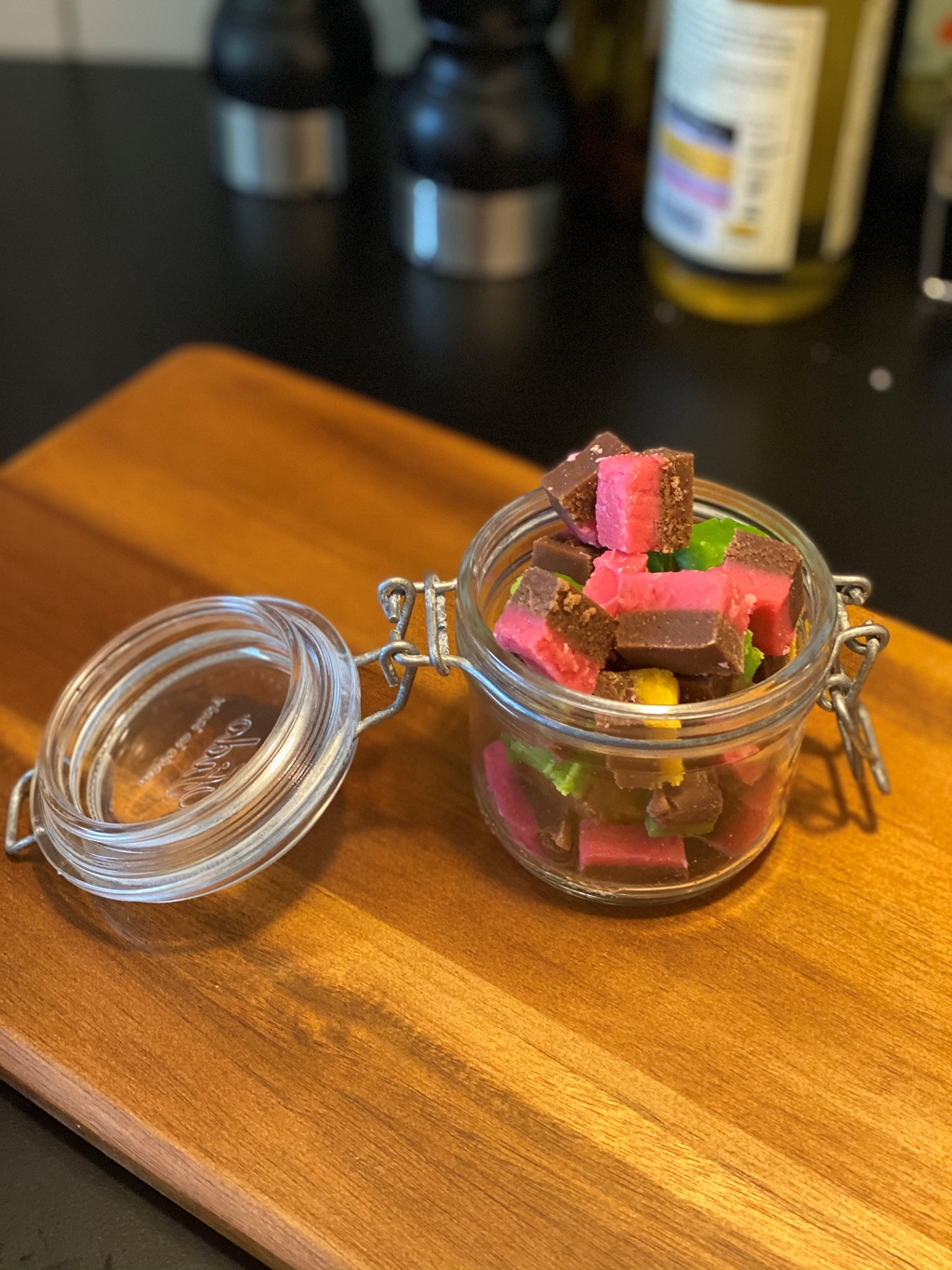 Marknadskonfekt med smak av choklad, hallon och päron